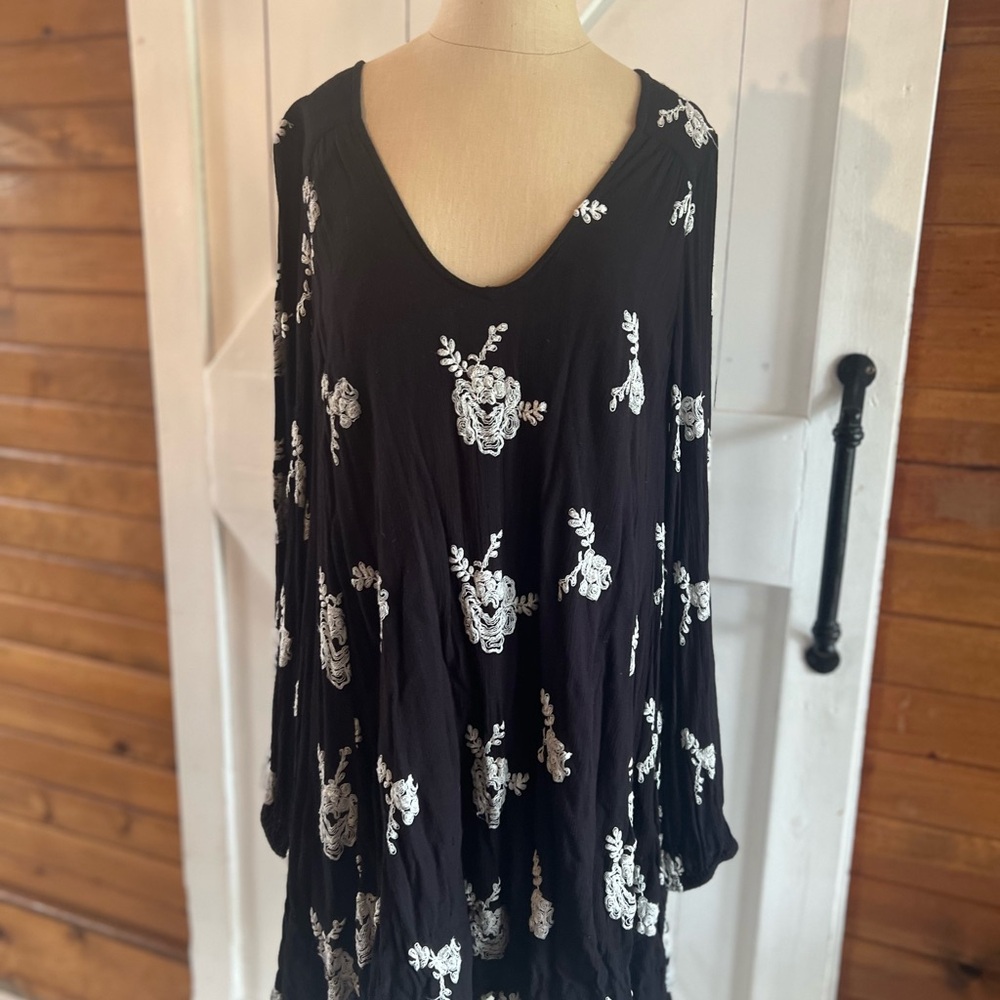 Free people Austin boho Black Floral Embroidered dress l